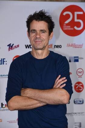 Der Regisseur Tom Tykwer kommt am 01.10.2015 in Köln zur Preisverleihung der 25. Cologne Conference. Ausgezzeichnet werden herausragende Leistungen aus der internationalen Film- und Fernsehbranche. Vom 25.09. bis 01.10. findet das Festival für herausragendes Fernsehen und unabhängige Filmkultur in Köln statt.