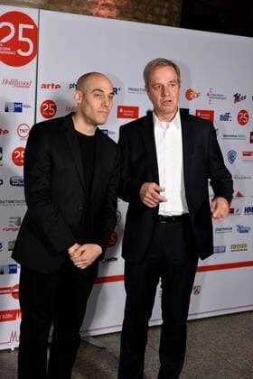 Der US amerikanische Regisseur Joshua Oppenheimer (l) Phoenix-Programmgeschäftsführer Michael Hirz (r) am 01.10.2015 in Köln zur Preisverleihung der 25. Cologne Conference. Ausgezzeichnet werden herausragende Leistungen aus der internationalen Film- und Fernsehbranche. Vom 25.09. bis 01.10. findet das Festival für herausragendes Fernsehen und unabhängige Filmkultur in Köln statt.