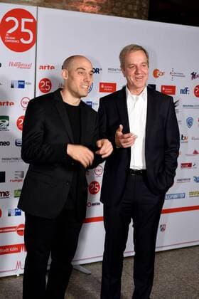 Der US amerikanische Regisseur Joshua Oppenheimer (l) Phoenix-Programmgeschäftsführer Michael Hirz (r) am 01.10.2015 in Köln zur Preisverleihung der 25. Cologne Conference. Ausgezzeichnet werden herausragende Leistungen aus der internationalen Film- und Fernsehbranche. Vom 25.09. bis 01.10. findet das Festival für herausragendes Fernsehen und unabhängige Filmkultur in Köln statt.