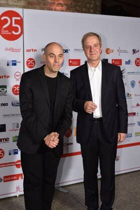 Der US amerikanische Regisseur Joshua Oppenheimer (l) Phoenix-Programmgeschäftsführer Michael Hirz (r) am 01.10.2015 in Köln zur Preisverleihung der 25. Cologne Conference. Ausgezzeichnet werden herausragende Leistungen aus der internationalen Film- und Fernsehbranche. Vom 25.09. bis 01.10. findet das Festival für herausragendes Fernsehen und unabhängige Filmkultur in Köln statt.