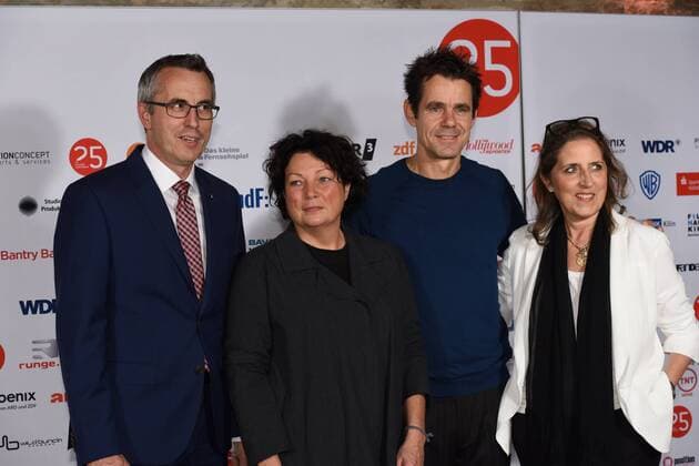 Der Kölner Bürgermeister Andreas Wolter, Festivaldirektorin Martina Richter, Regisseur Tom Tykwer und Gf. Filmstiftung NRW Petra Müller posieren am 01.10.2015 in Köln zur Preisverleihung der 25. Cologne Conference. Ausgezzeichnet werden herausragende Leistungen aus der internationalen Film- und Fernsehbranche. Vom 25.09. bis 01.10. findet das Festival für herausragendes Fernsehen und unabhängige Filmkultur in Köln statt.