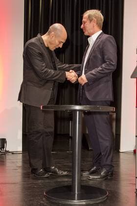 Joshua Oppenheimer, Michael Hirz bei der Preisverleihung der 25. Cologne Conference am 01.10.2015 in Köln. Preisverleihung der 25. Cologne Conference in Köln
