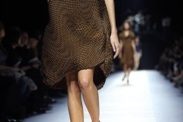 ENTERTAINMENT MODE Paris Fashion Week - Issey Miyake Modenschau A model takes to the catwalk during the presentation of Issey Miyake s collection as part of the 2016 Spring-Summer ready-to-wear Fashion Week in Paris, on October 2, 2015.  PAR20151002103 MAYAxVIDON-WHITE
