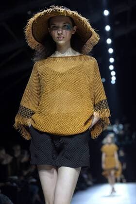 ENTERTAINMENT MODE Paris Fashion Week - Issey Miyake Modenschau A model takes to the catwalk during the presentation of Issey Miyake s collection as part of the 2016 Spring-Summer ready-to-wear Fashion Week in Paris, on October 2, 2015.  PAR20151002102 MAYAxVIDON-WHITE
