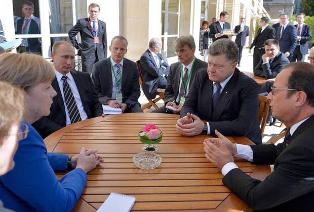 POLITIK Ukraine-Gipfel in Paris PARIS, FRANCE. OCTOBER 2, 2015. German Chancellor Angela Merkel, Russian President Vladimir Putin, Ukrainian President Petro Poroshenko, and French President Francois Hollande (L-R front) hold Ukraine peace talks. Alexei Druzhinin Russian Presidential Press and Information Office TASS  TS00EEA7
