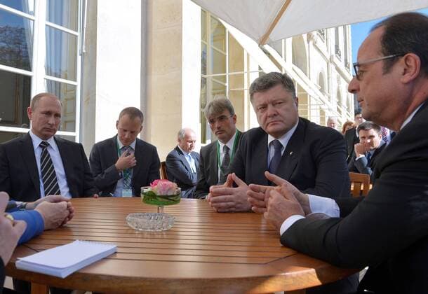 POLITIK Ukraine-Gipfel in Paris PARIS, FRANCE. OCTOBER 2, 2015. Russian President Vladimir Putin (L), Ukrainian President Petro Poroshenko (2nd R), and French President Francois Hollande (R) meet in Paris for Ukraine peace talks. Alexei Druzhinin Russian Presidential Press and Information Office TASS  TS00EEA8