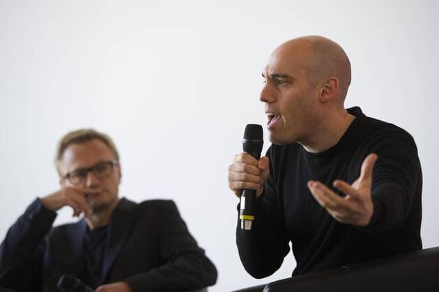 von links: Hajo SCHOMERUS, Deutschland, Kameramann und Regisseur, Joshua OPPENHEIMER, USA, Regisseur, Werkstattgespraeche im Rahmen der Cologne Conference in Koeln, 01.10.2015.