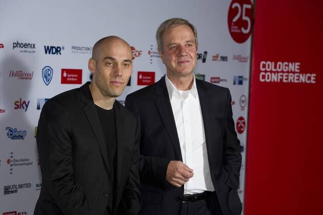 von links: Preistraeger Joshua OPPENHEIMER, USA, Regisseur, Michael HIRZ, Programmgeschaeftsfuehrer von Phoenix, Roter Teppich, Red Carpet Show, Preisverleihung der Cologne Conference in Koeln, 01.10.2015.