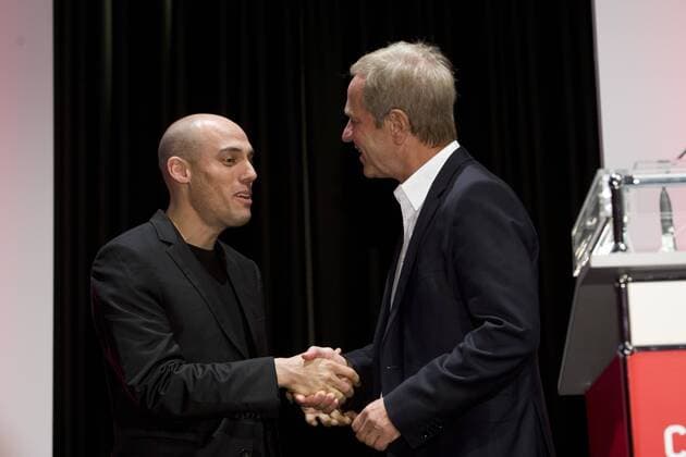 von links: Preistraeger Joshua OPPENHEIMER, USA, Regisseur, Laudator Michael HIRZ, Programmgeschaeftsfuehrer Phoenix, Preisverleihung der Cologne Conference in Koeln, 01.10.2015.