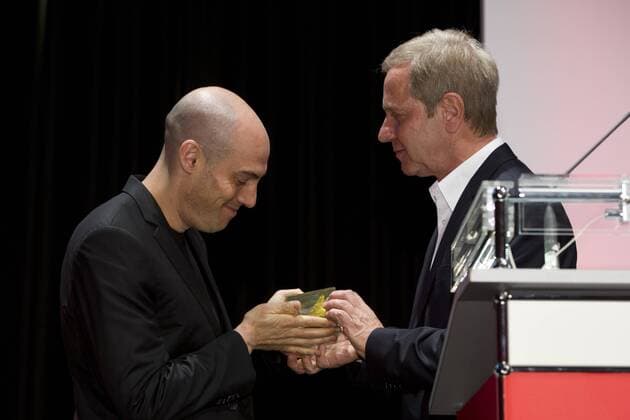 von links: Preistraeger Joshua OPPENHEIMER, USA, Regisseur, Laudator Michael HIRZ, Programmgeschaeftsfuehrer Phoenix, Preisverleihung der Cologne Conference in Koeln, 01.10.2015.