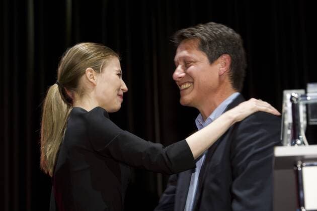 von links: Preistaegerin Nora von WALDSTAETTEN, von Waldstätten, AUT, Schauspielerin, Sam DAVIS, Laudator, Umarmung, Jubel, jubelt, Freude, Begeisterung, Emotion, jubeln, cheers, Preisverleihung der Cologne Conference in Koeln, 01.10.2015.