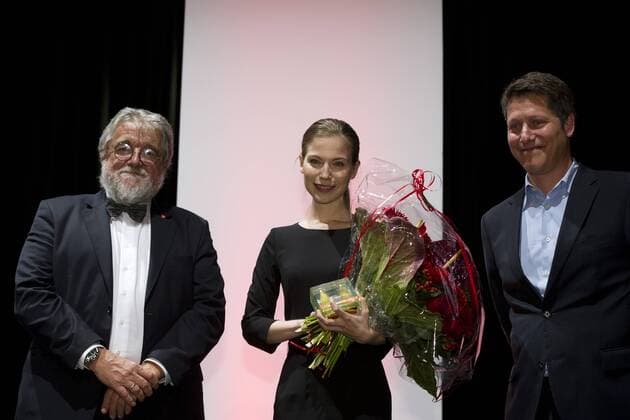 von links: Raymund WITTE, Koeln Plus Partner, Stifter, Preistaegerin Nora von WALDSTAETTEN, von Waldstätten, AUT, Schauspielerin, Sam DAVIS, Laudator, Preisverleihung der Cologne Conference in Koeln, 01.10.2015.