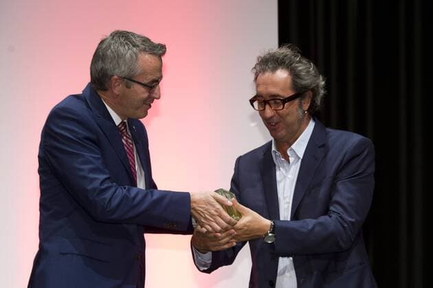 von links: Laudator Andreas WOLTER, Buergermeister Koeln, Preistraeger Paolo SORRENTINO, ITA, Regisseur, Schriftsteller, Autor, Preisverleihung der Cologne Conference in Koeln, 01.10.2015.