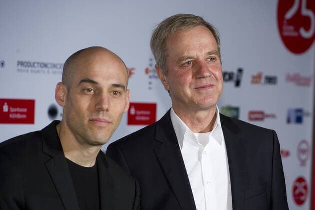 von links: Preistraeger Joshua OPPENHEIMER, USA, Regisseur, Michael HIRZ, Programmgeschaeftsfuehrer von Phoenix, Roter Teppich, Red Carpet Show, Preisverleihung der Cologne Conference in Koeln, 01.10.2015.