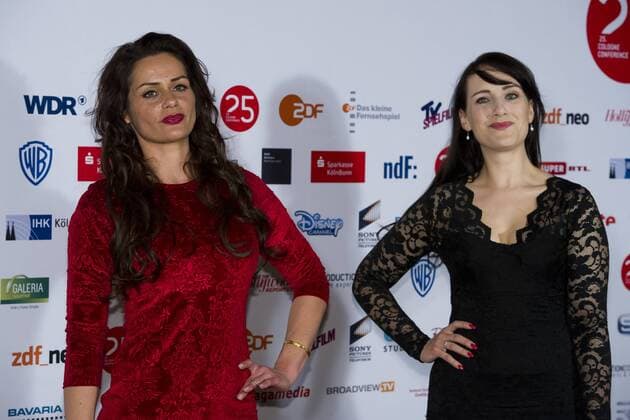 von links: Yazmeen BAKER, Schauspielerin, Claudia DALCHOW, Schauspielerin, Roter Teppich, Red Carpet Show, Preisverleihung der Cologne Conference in Koeln, 01.10.2015.