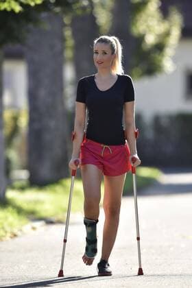 Junge Frau mit Krücken, Gehhilfe bei Verletzung am Fuß, mit Gipsschiene, Deutschland, Europa Copyright: imageBROKER/MichaelxWeber ibximw04234045.jpg