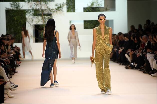 A model takes to the catwalk during the presentation of Akris collection as part of the 2016 Spring-Summer ready-to-wear Fashion Week in Paris, on October 4, 2015.  PAR20151004105 MAYAxVIDON-WHITE