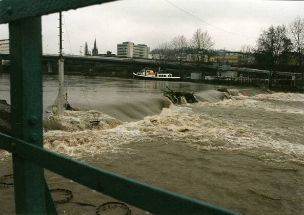 Das Saarbrücker Nadelwehr ist am Sonntag (21.12.1997) fast komplett überflutet. Angespühlte Äste und anderer Unrat verfangen sich darin und stauen das Wasser an.