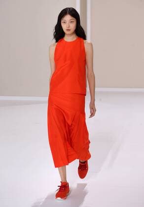 A model takes to the catwalk during the presentation of Hermes collection as part of the 2016 Spring-Summer ready-to-wear Fashion Week in Paris, on October 5, 2015.  PAR20151005106 ECOxCLEMENT