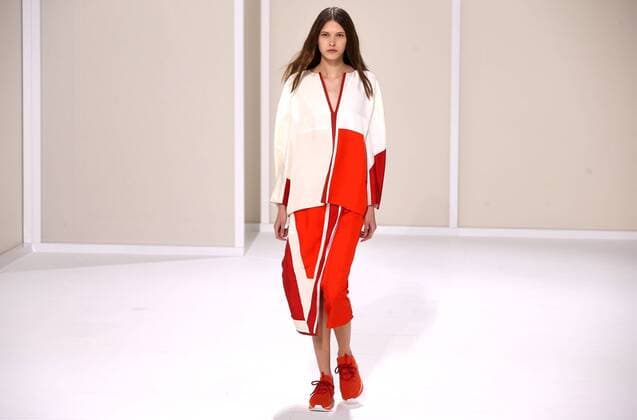 A model takes to the catwalk during the presentation of Hermes collection as part of the 2016 Spring-Summer ready-to-wear Fashion Week in Paris, on October 5, 2015.  PAR20151005113 ECOxCLEMENT