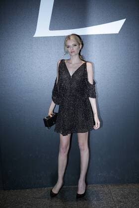 Lily Donaldson CELEBRITES : Paris Fashion Week - Ankunft zur Modenschau von Yves saint Laurent - Paris - 05 10 2015 PhilippeSTERC Panoramic 