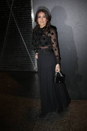 Salma Hayek CELEBRITES : Paris Fashion Week - Ankunft zur Modenschau von Yves saint Laurent - Paris - 05 10 2015 PhilippeSTERC Panoramic 