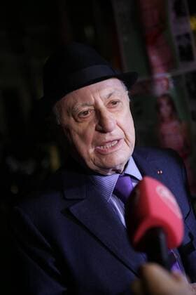 Pierre BERGE CELEBRITES : Paris Fashion Week - Ankunft zur Modenschau von Yves saint Laurent - Paris - 05 10 2015 PhilippeSTERC Panoramic 