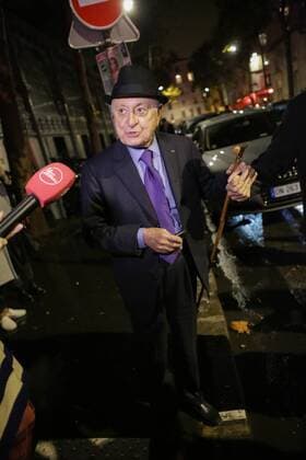 Pierre BERGE CELEBRITES : Paris Fashion Week - Ankunft zur Modenschau von Yves saint Laurent - Paris - 05 10 2015 PhilippeSTERC Panoramic 