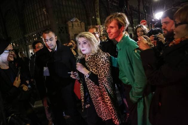 Catherine Deneuve CELEBRITES : Paris Fashion Week - Ankunft zur Modenschau von Yves saint Laurent - Paris - 05 10 2015 PhilippeSTERC Panoramic 