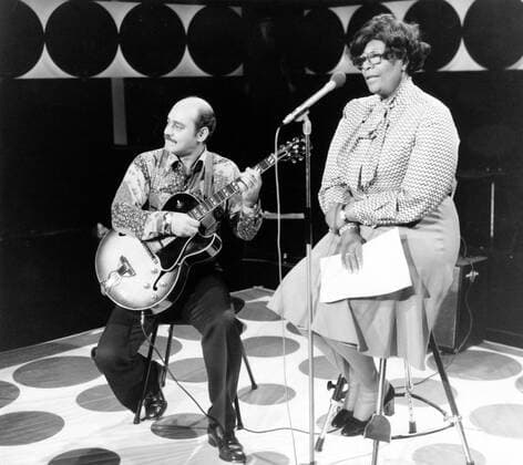 IMAGO ICONS: Ella Fitzgerald Die Jazzsängerin Ella Fitzgerald und Gitarrist Joe Pass bei einem Auftritt in Hamburg am 20.12.1977. Copyright: Roba UnitedArchives00032