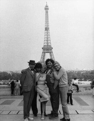 Die deutschen Schauspieler Ingrid Steeger, Klaus Dahlen, Peer Augustinski, Helmut Holger und J. P. Zehnacker in der ARD Comedy Serie Susi vor dem Eiffelturm in Paris am 14.10.1980. German actors of TV comedy series Susi in front of the Eiffel tower at Paris, France, October 14th, 1980. Copyright: Roba RobaxArchiv UnitedArchives00341
