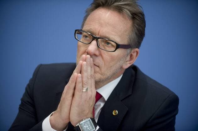Holger Muench, BKA DEU, Deutschland, Germany, Berlin, 06.10.2015 Holger Muench, Praesident des Bundeskriminalamtes BKA, waehrend der Bundespressekonferenz zum Thema Lagebild Organisierte Kriminalitaet 2014 in Berlin. Holger Muench, president and head of the German federal criminal police Bundeskriminalamt BKA, during a press call at Bundespressekonferenz in Berlin.