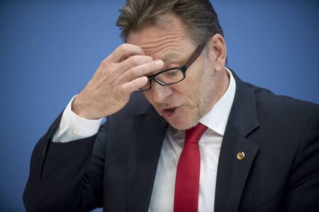 Holger Muench, BKA DEU, Deutschland, Germany, Berlin, 06.10.2015 Holger Muench, Praesident des Bundeskriminalamtes BKA, waehrend der Bundespressekonferenz zum Thema Lagebild Organisierte Kriminalitaet 2014 in Berlin. Holger Muench, president and head of the German federal criminal police Bundeskriminalamt BKA, during a press call at Bundespressekonferenz in Berlin.