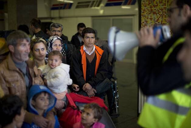 Deutschland, Berlin, Bahnhof Flughafen Berlin-Schönefeld, Ankunft von IC2945 aus Salzburg mit Flüchtlingen, 06.10.2015