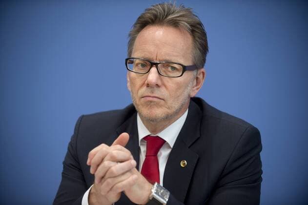 Holger Muench, BKA DEU, Deutschland, Germany, Berlin, 06.10.2015 Holger Muench, Praesident des Bundeskriminalamtes BKA, waehrend der Bundespressekonferenz zum Thema Lagebild Organisierte Kriminalitaet 2014 in Berlin. Holger Muench, president and head of the German federal criminal police Bundeskriminalamt BKA, during a press call at Bundespressekonferenz in Berlin