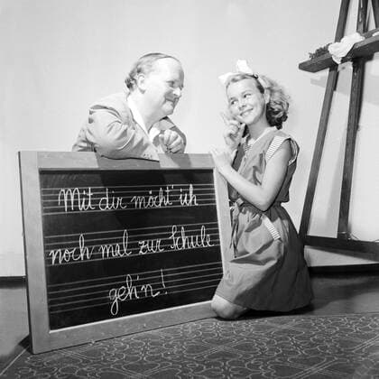 Die kleine Cornelia Froboess bei einem Promo Shooting für ihre 1955 bei Polydor in Hamburg erschienene Single Mit dir möcht ich noch mal zur Schule geh n . Child starlet Cornelia Froboess at a promotional shooting for her new 45 rpm record. Copyright: Roba SiegfriedxPilz UnitedArchives01288