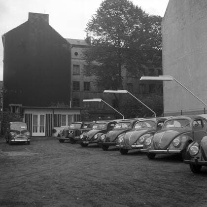 Das Angebot eines Gebrauchtwagenhändlers in der Weidenallee in Hamburg, 1954. Cars at a second hand car shop in Hamburg 1954. Copyright: Roba SiegfriedxPilz UnitedArchives01503