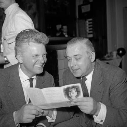 Die Gründer der ARD Fernsehlotterie Ein Platz an der Sonne , u.a. Jochen Richert (rechts), bei einer Besprechung zur kommenden Sendung, Hamburg 1956. The founders of the German TV lottery Ein Platz an der Sonne , among them Jchen Richert (r), at a meeting for planning the next show. Copyright: Roba SiegfriedxPilz UnitedArchives02044