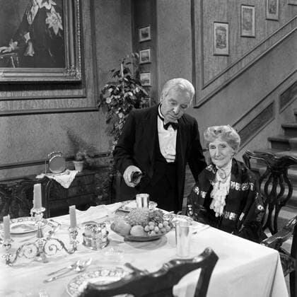 Freddie Frinton als Butler James und May Warden als Miss Sophie in dem Sketch Dinner for One oder Der 90. Geburtstag als Fernsehproduktion des NDR in Hamburg am 8. März 1963, Deutschland 1960er Jahre. Copyright: Roba SiegfriedxPilz UnitedArchives03113