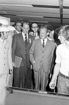 Bundeskanzler Willy Brandt besichtigt das Olympische Dorf zu den Spielen 1972, Deutschland 1970er Jahre. Chancellor Willy Brandt visiting the Olympic village at Munich 1972, Germany 1970s. Copyright: Roba SiegfriedxPilz UnitedArchives03226