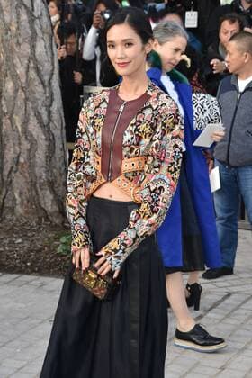 Tao Okamoto CELEBRITES : Modenschau Louis Vuitton - Pret a Porter Printemps Ete 2016 - 07 10 2015 LIONELURMANx 