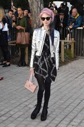 Grimes CELEBRITES : Modenschau Louis Vuitton - Pret a Porter Printemps Ete 2016 - 07 10 2015 LIONELURMANx 