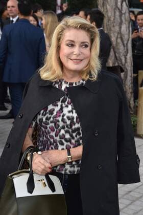 Catherine deneuve CELEBRITES : Modenschau Louis Vuitton - Pret a Porter Printemps Ete 2016 - 07 10 2015 LIONELURMANx 