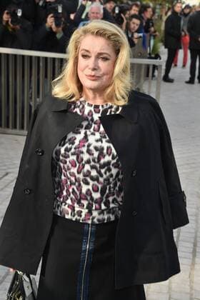 Catherine deneuve CELEBRITES : Modenschau Louis Vuitton - Pret a Porter Printemps Ete 2016 - 07 10 2015 LIONELURMANx 
