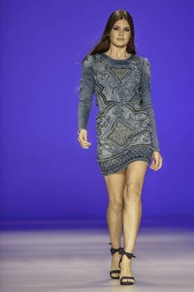 BELO HORIZONTE, MG - 06 10 2015: MINING TREND AUTUMN WINTER 2016 - The Actress of TV GLOBO and model Camila Queiroz (Angel& 39;sret Tru Truths) during the parade Grife FABIANA MILAZZO at the 17th edition of the Minas Trend Autumn Winter 2016 06-09 October at Expominas - Avenida Amazonas, 6030 -. Gameleira - BH - MG.  Mour?oxPanda