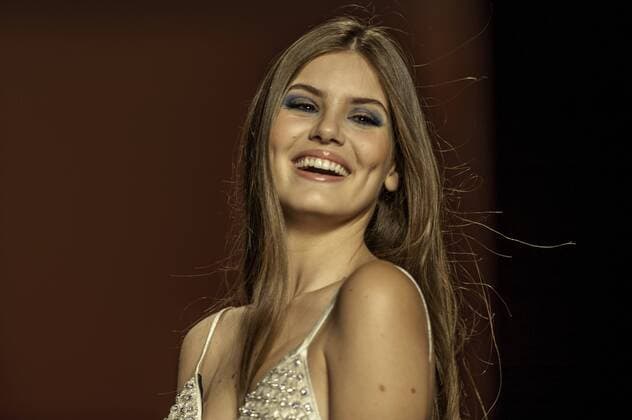 BELO HORIZONTE, MG - 06 10 2015: MINING TREND AUTUMN WINTER 2016 - The Actress of TV GLOBO and model Camila Queiroz (Angel& 39;sret Tru Truths) during the parade Grife FABIANA MILAZZO at the 17th edition of the Minas Trend Autumn Winter 2016 06-09 October at Expominas - Avenida Amazonas, 6030 -. Gameleira - BH - MG.  Mour?oxPanda