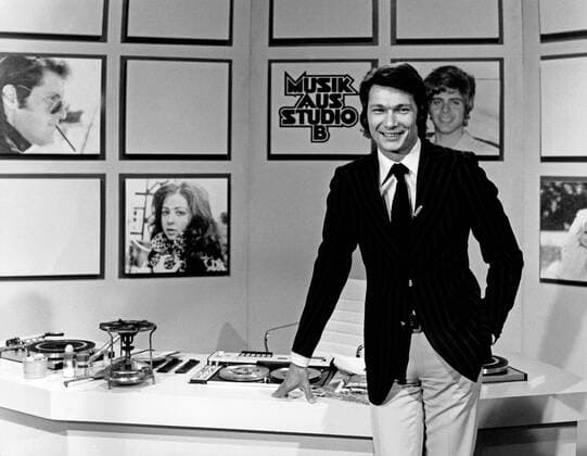 Der deutsche Schauspieler, Moderator, Kabarettist und Schriftsteller Henning Venske in der ARD Musiksendung Musik aus Studio B , Hamburg 1972. German actor, presenter, cabaret artist and author Henning Venske at a TV show, Hamburg 1972. Copyright: Roba Schweigmann UnitedArchives03759