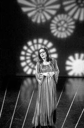 Die griechische Sängerin Nana Mouskouri in der ZDF Musiksendung Starparade am 20. Dezember 1979. Greek singer Nana Mouskouri at the TV music show Starparade, December 20, 1979. Copyright: Roba Schweigmann UnitedArchives03855