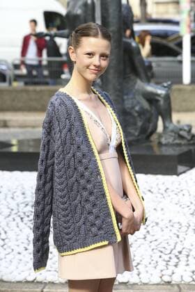 Mia Goth CELEBRITES : Modenschau Miu Miu - Pret a Porter Printemps Ete 2016 - 07 10 2015 GwendolineLeGoffx 