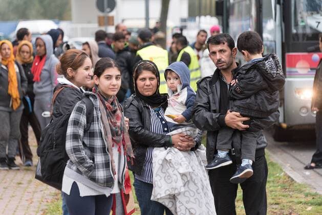 GER, 08.10.2015, Diepholz, Fliegerhorst, GER, , 400 Flüchtlinge aus Syrien erreichten am Donnerstag mittag (08.10.2015) mit acht Bussen die Flüchtlingsunterkunft an der Maschstrasse in Diepholz. Sie kamen über Österreich, München, Hannover und dann mit Busen aus Syrien nach Diepholz. Die ehemaligen Unteroffiziersunterkünften wurden komplett dafür renoviert und Hochbetten für sechs Personen aufgestellt. Jedes Zimmer verfügt des weiteren über ein eigenes Bad. Die Unterkunft wurde vom Fliegerhorst abgetrennt. nphxKokenge